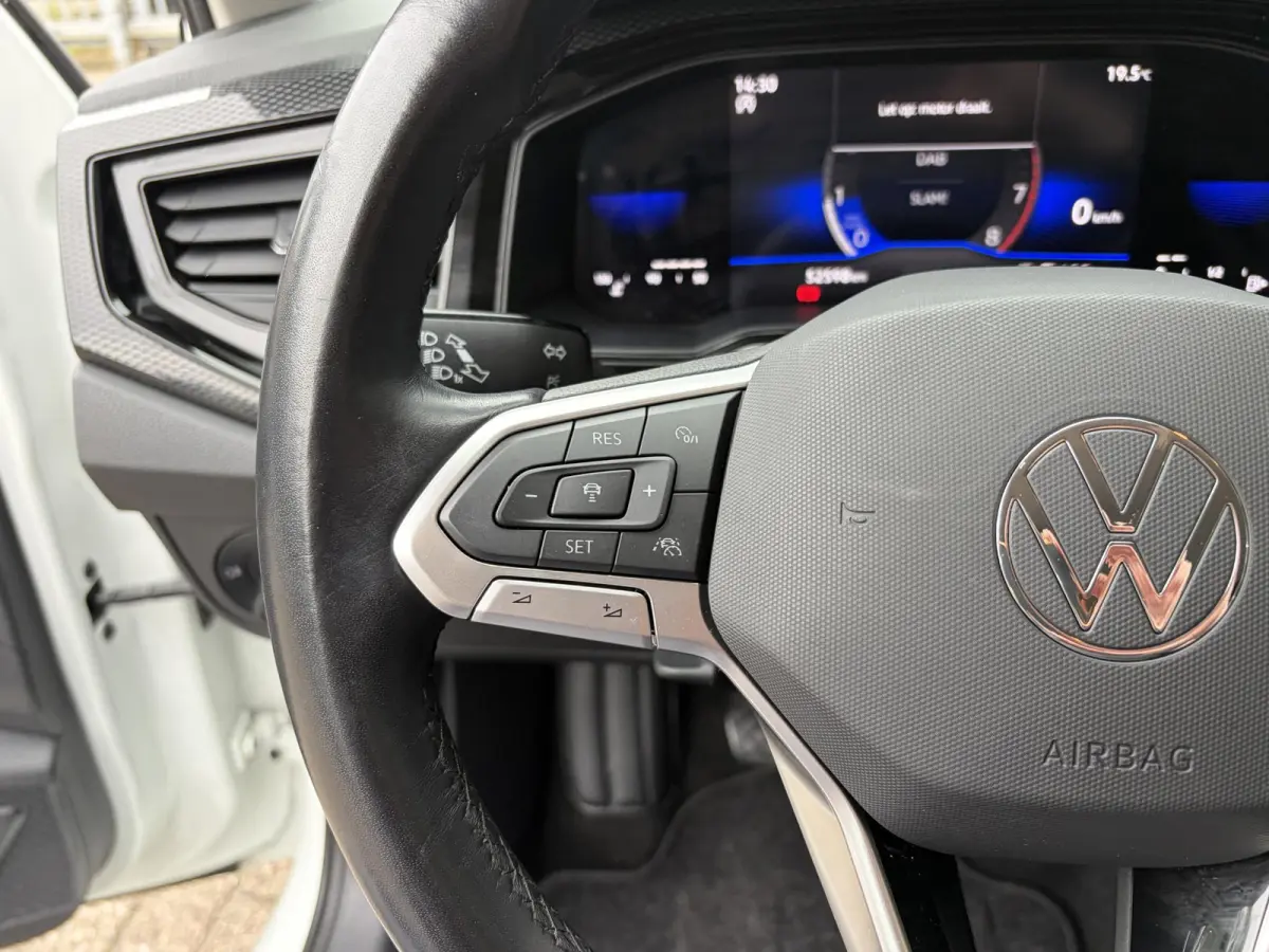 1.0 TSI Life / 5-Deurs / NL-Auto / Adaptive Cruise-Control / Digital-Cockpit / Full-LED / Apple-Carplay & Android Auto / Airco / DAB Radio-Bluetooth / PDC V+A / 15'' LMV / All-Season / ENZ.