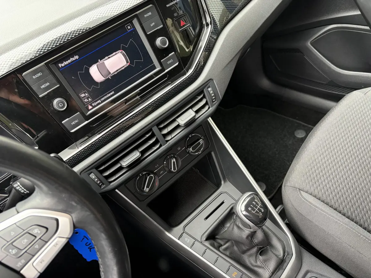 1.0 TSI Life / 5-Deurs / NL-Auto / Adaptive Cruise-Control / Digital-Cockpit / Full-LED / Apple-Carplay & Android Auto / Airco / DAB Radio-Bluetooth / PDC V+A / 15'' LMV / All-Season / ENZ.