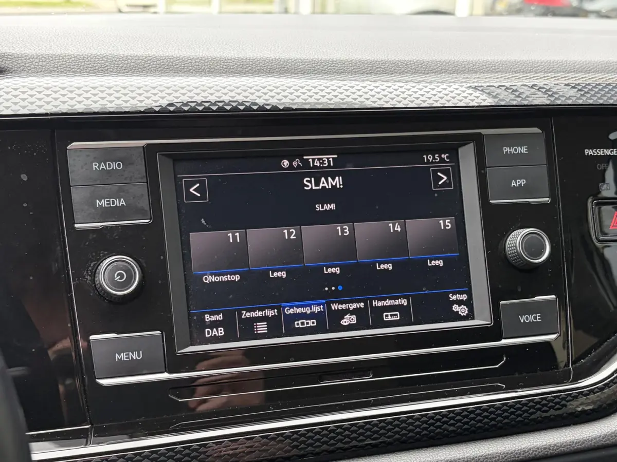 1.0 TSI Life / 5-Deurs / NL-Auto / Adaptive Cruise-Control / Digital-Cockpit / Full-LED / Apple-Carplay & Android Auto / Airco / DAB Radio-Bluetooth / PDC V+A / 15'' LMV / All-Season / ENZ.