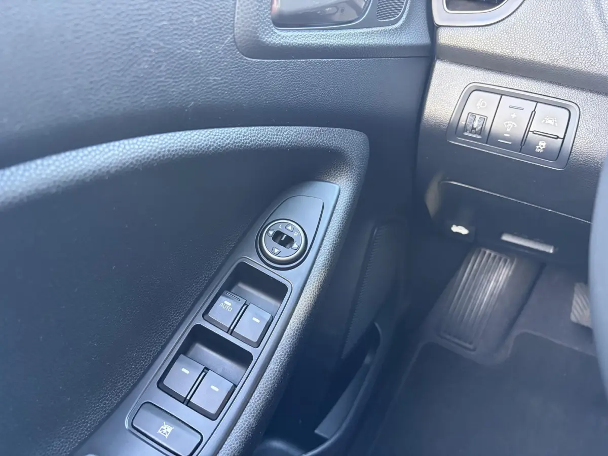 1.0 T-GDI Essence / Cruise-Control / Airco / DAB Radio-Bluetooth / Navi / PDC met Camera / 16'' LMV / ENZ.