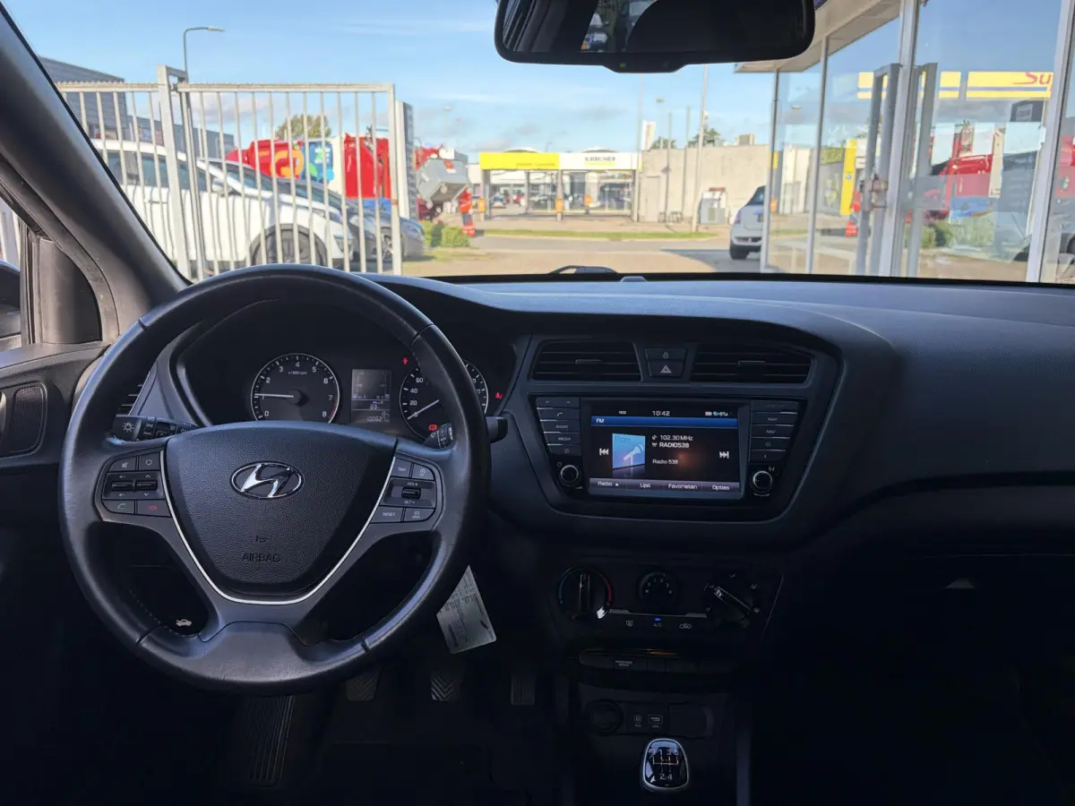 1.0 T-GDI Essence / Cruise-Control / Airco / DAB Radio-Bluetooth / Navi / PDC met Camera / 16'' LMV / ENZ.