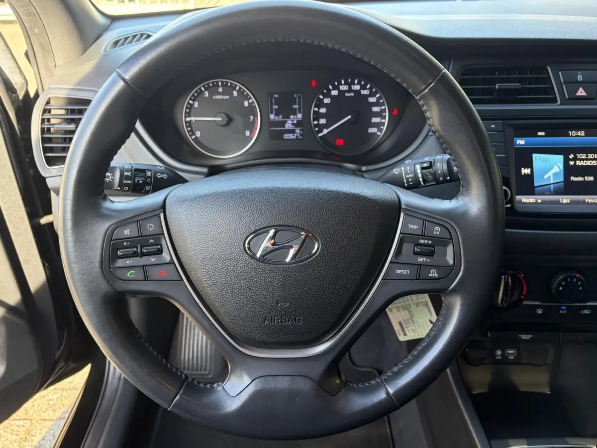 1.0 T-GDI Essence / Cruise-Control / Airco / DAB Radio-Bluetooth / Navi / PDC met Camera / 16'' LMV / ENZ.