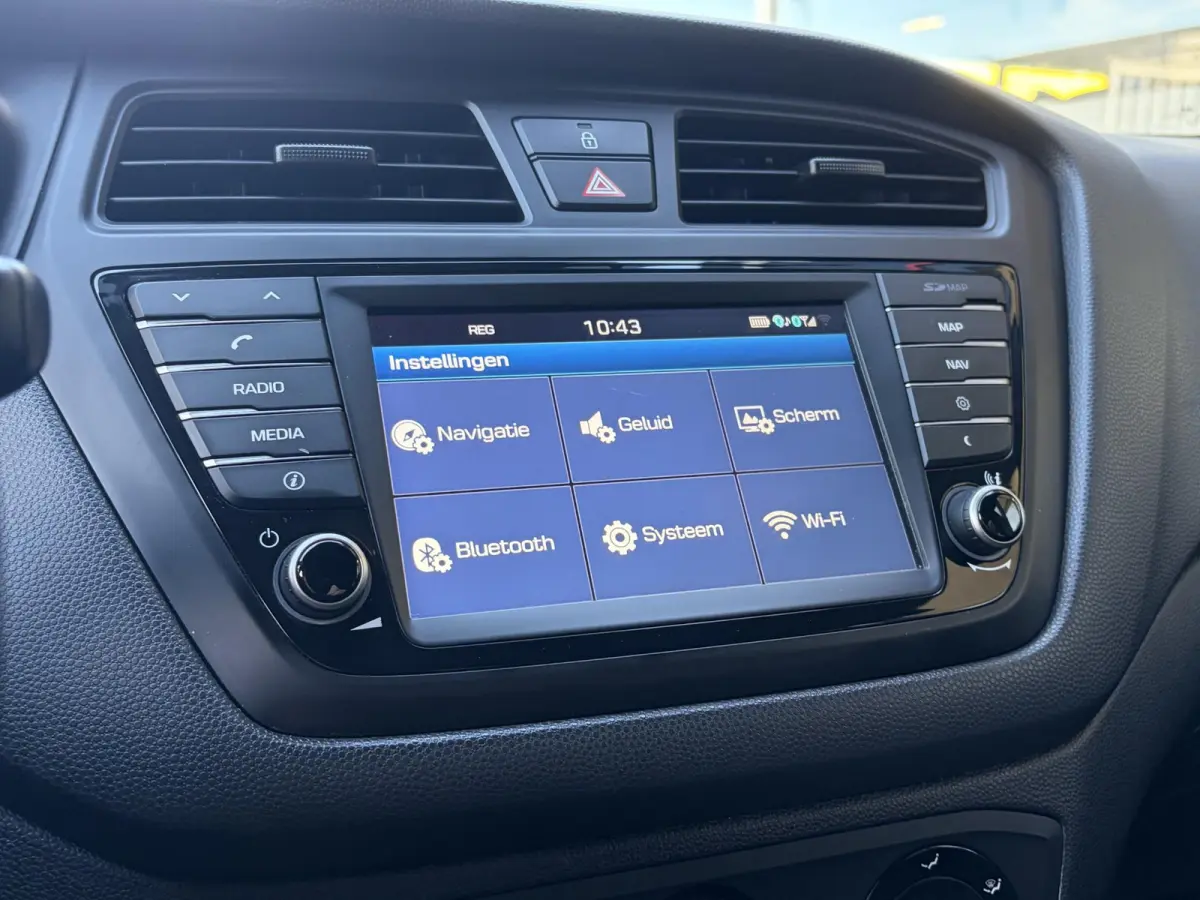 1.0 T-GDI Essence / Cruise-Control / Airco / DAB Radio-Bluetooth / Navi / PDC met Camera / 16'' LMV / ENZ.