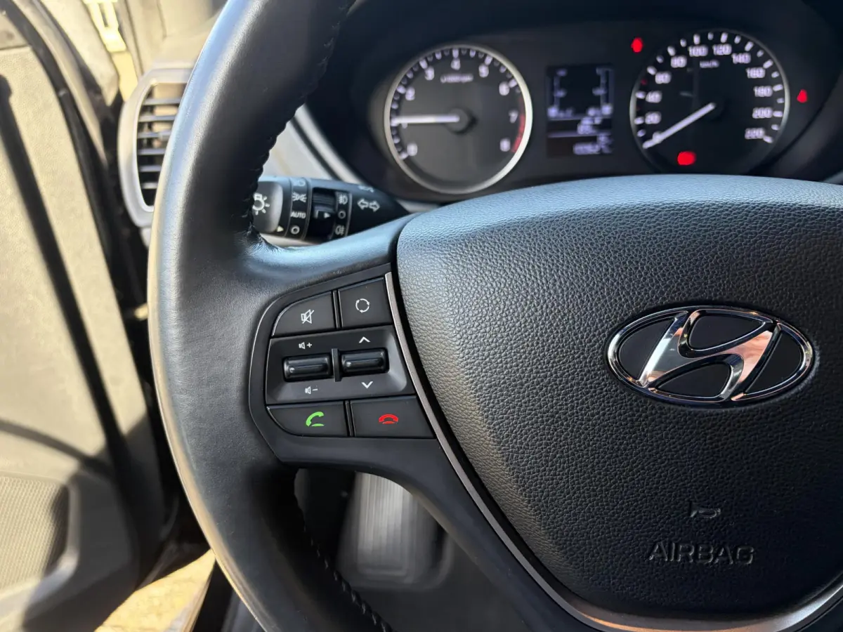 1.0 T-GDI Essence / Cruise-Control / Airco / DAB Radio-Bluetooth / Navi / PDC met Camera / 16'' LMV / ENZ.