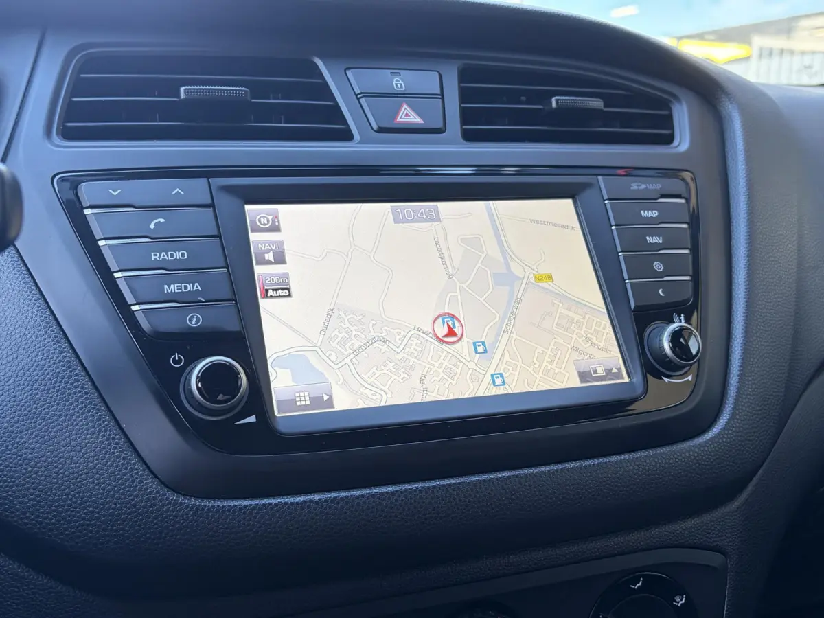 1.0 T-GDI Essence / Cruise-Control / Airco / DAB Radio-Bluetooth / Navi / PDC met Camera / 16'' LMV / ENZ.
