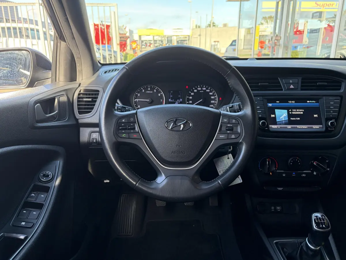 1.0 T-GDI Essence / Cruise-Control / Airco / DAB Radio-Bluetooth / Navi / PDC met Camera / 16'' LMV / ENZ.