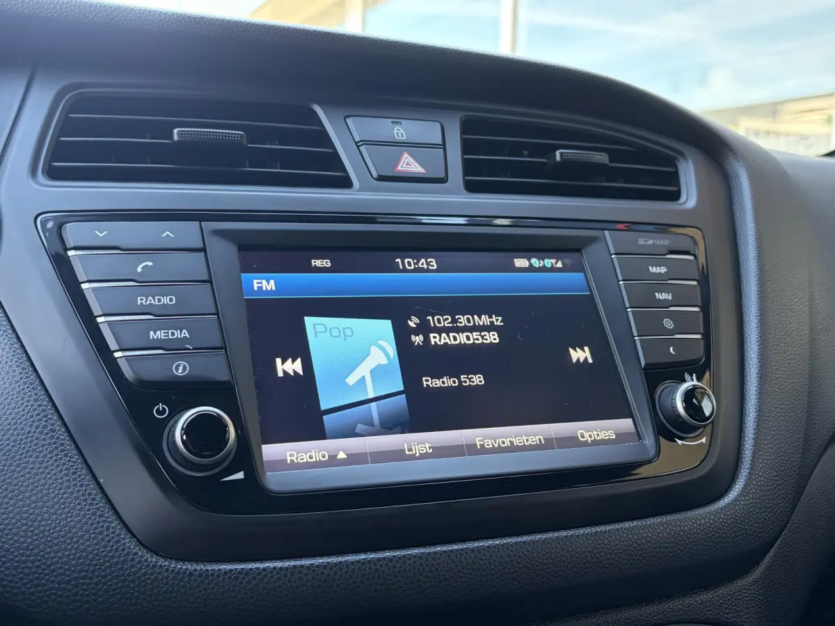 1.0 T-GDI Essence / Cruise-Control / Airco / DAB Radio-Bluetooth / Navi / PDC met Camera / 16'' LMV / ENZ.