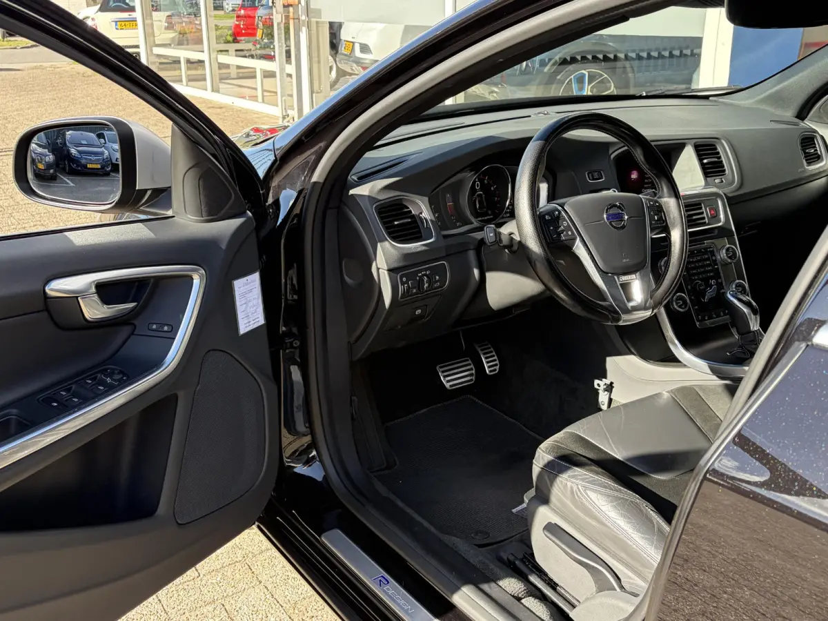 2.0 T4 Business Sport / Automaat / 190 PK / Dealer-Onderhouden / Standkachel / Adaptieve Cruise-Control / Stuur-/ Stoelverwarming + Achter / Climate-Control / Keyless / Radio-Bluetooth / Nav