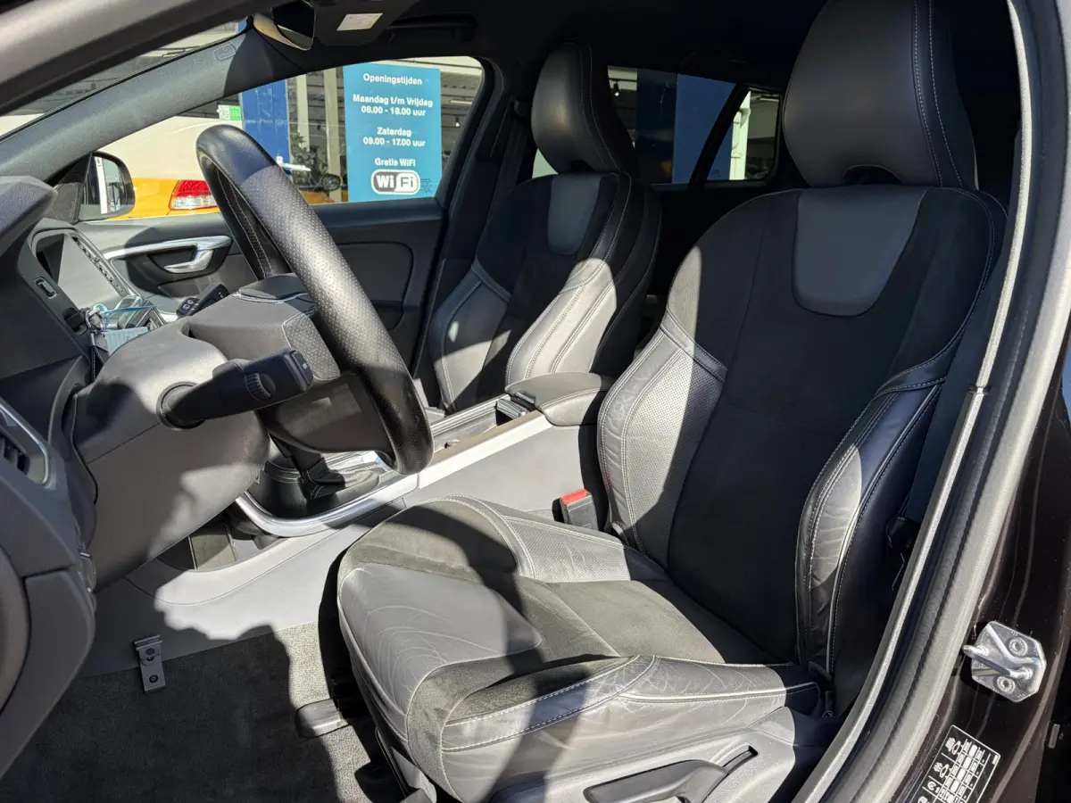 2.0 T4 Business Sport / Automaat / 190 PK / Dealer-Onderhouden / Standkachel / Adaptieve Cruise-Control / Stuur-/ Stoelverwarming + Achter / Climate-Control / Keyless / Radio-Bluetooth / Nav