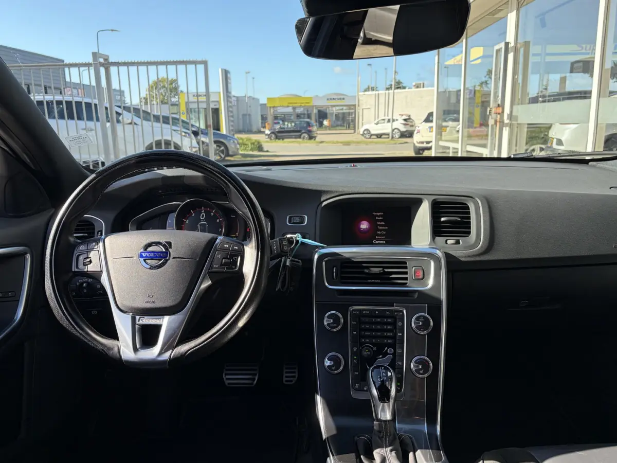 2.0 T4 Business Sport / Automaat / 190 PK / Dealer-Onderhouden / Standkachel / Adaptieve Cruise-Control / Stuur-/ Stoelverwarming + Achter / Climate-Control / Keyless / Radio-Bluetooth / Nav