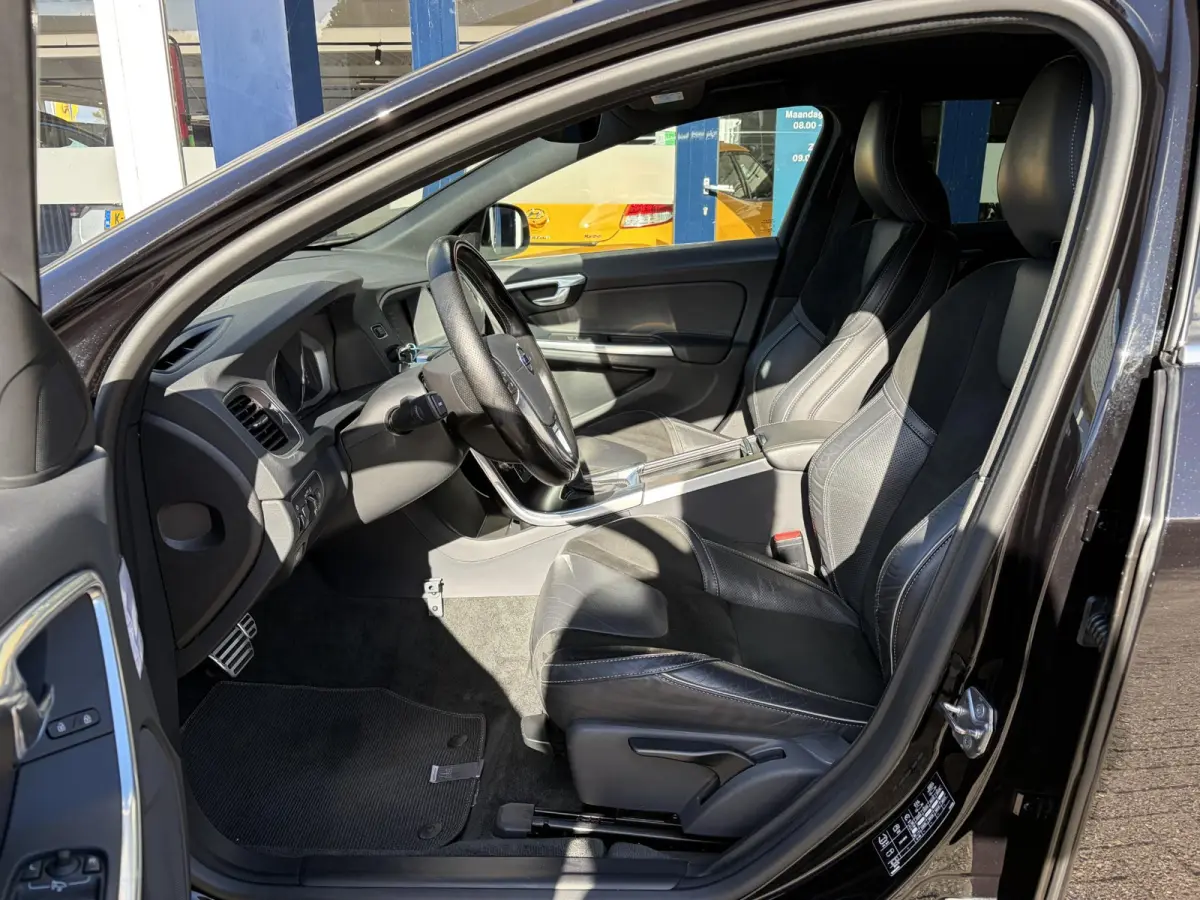 2.0 T4 Business Sport / Automaat / 190 PK / Dealer-Onderhouden / Standkachel / Adaptieve Cruise-Control / Stuur-/ Stoelverwarming + Achter / Climate-Control / Keyless / Radio-Bluetooth / Nav