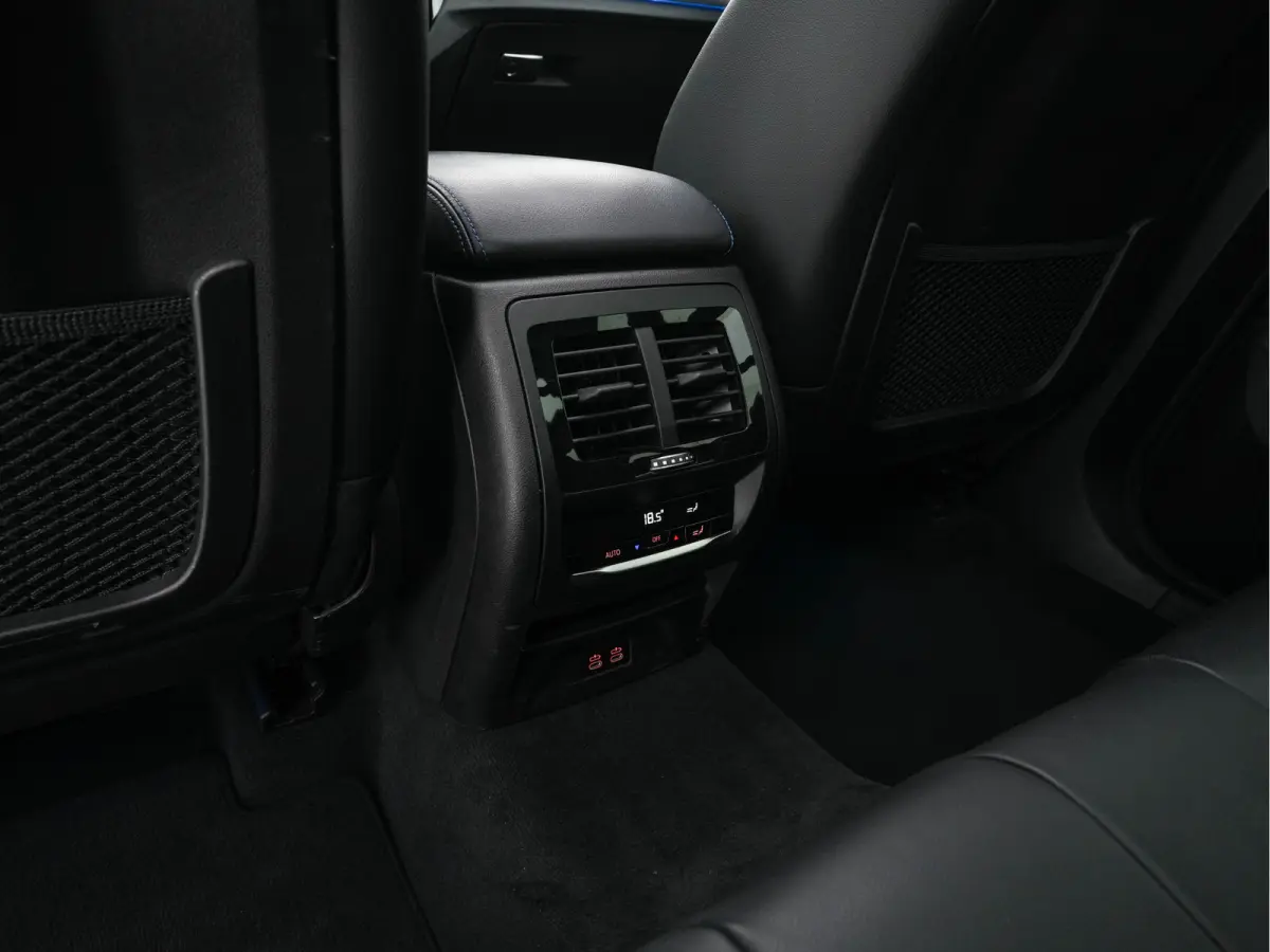 xDrive30e Business Edition Plus M-Sportpack (Plug-in) (INCL.BTW) Aut. *PANO | LEATHER | FULL-LED | HARMAN/KARDON | BLIND-SPOT | HEATED-SPORTSEATS | DIGI-COCKPIT | CAMERA | NAVI-FULLMAP | DAB