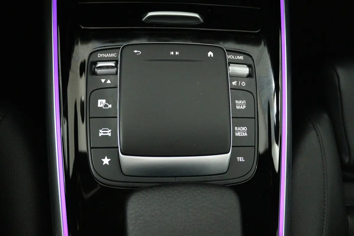 200 Business Solution Luxury (PANORAMADAK, MEMORY SEATS, SFEERVERLICHTING, CAMERA, 1e EIGENAAR, GOED ONDERHOUDEN)