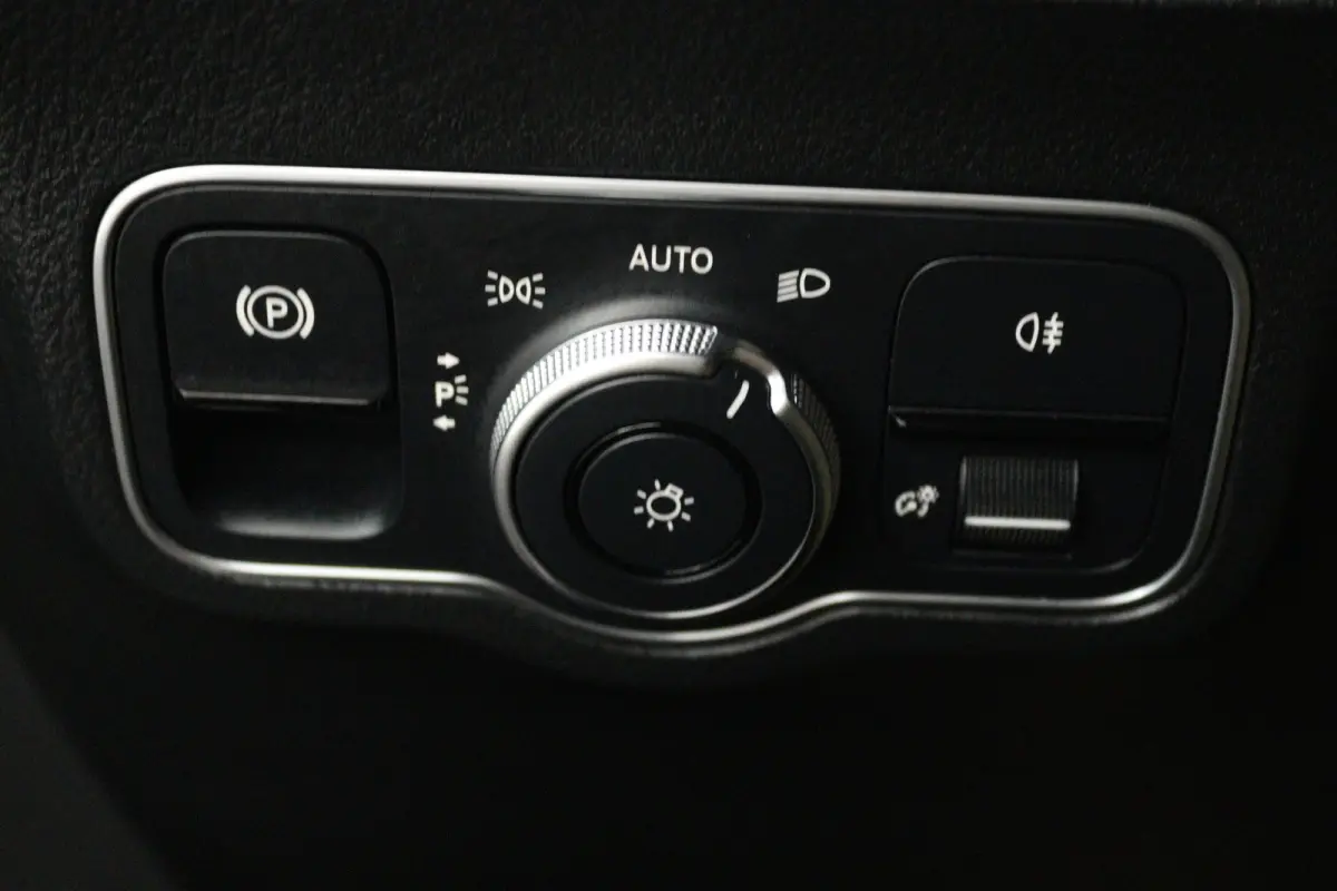 200 Business Solution Luxury (PANORAMADAK, MEMORY SEATS, SFEERVERLICHTING, CAMERA, 1e EIGENAAR, GOED ONDERHOUDEN)