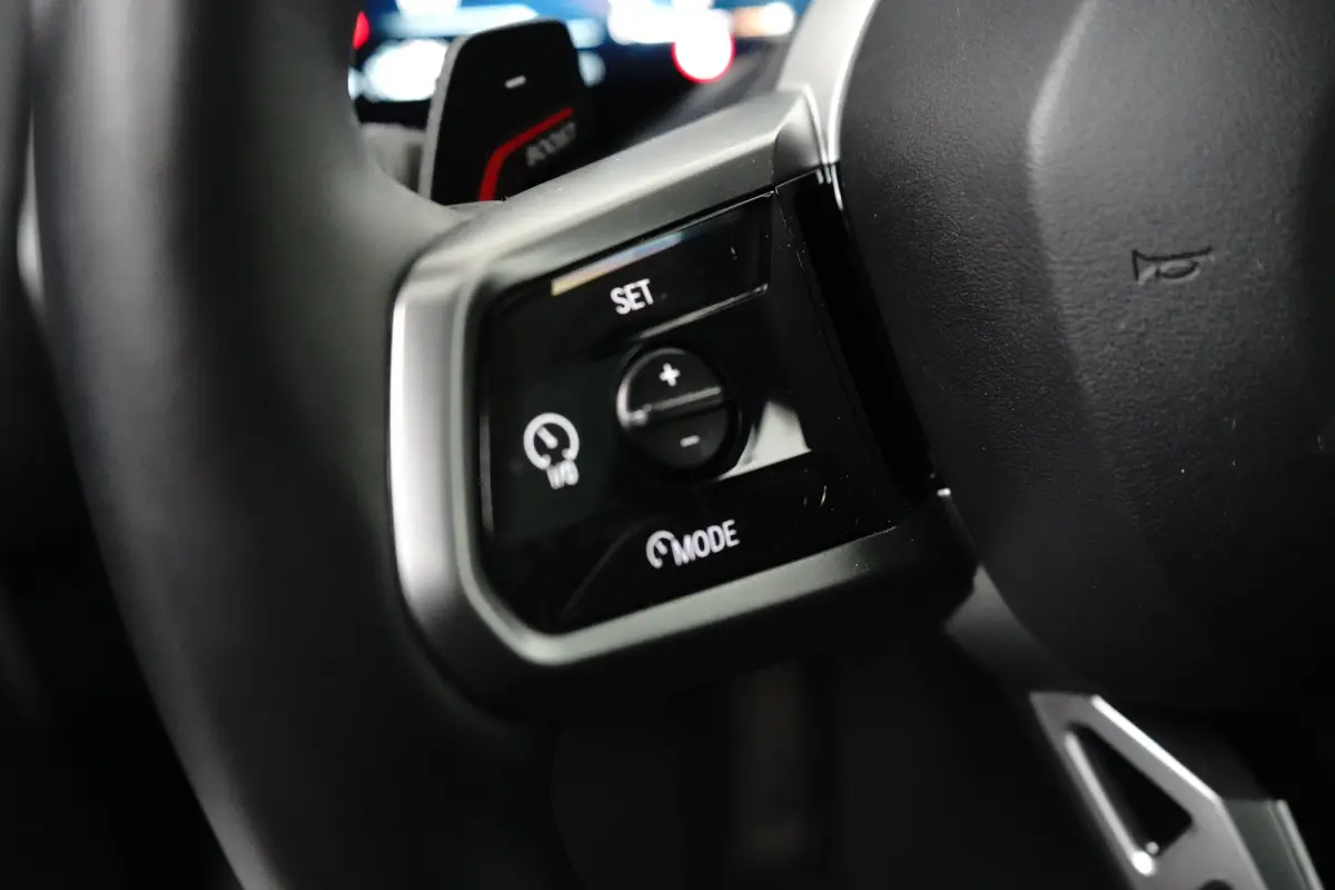 30e xDrive | M-SPORT | 360° CAMERA | PANODAK | ADAPTIVE CRUISE | ELEKTR. STOEL INCL MEMORY | PREMIUM AUDIO | STOELVERWARMING | DODE HOEK