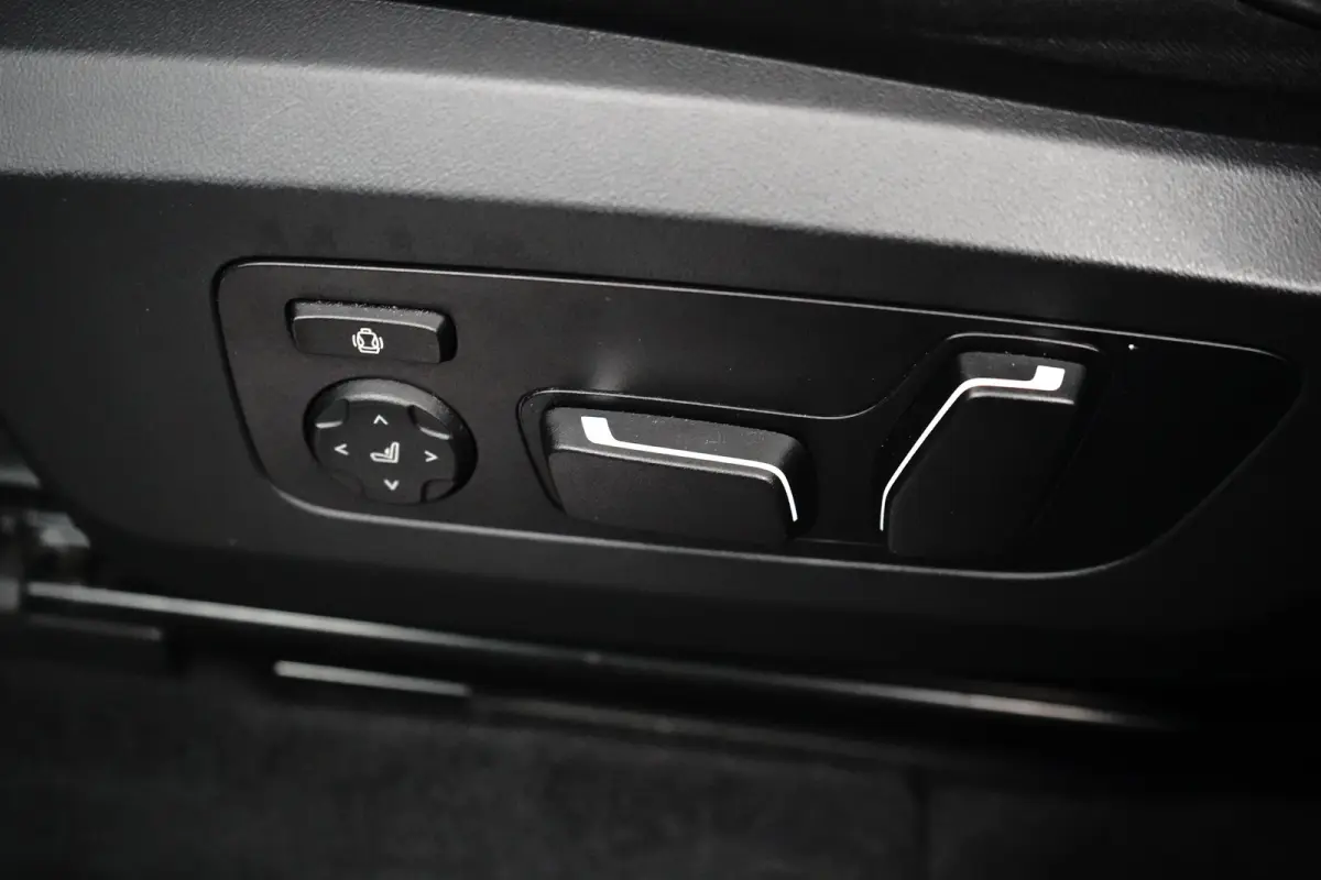 30e xDrive | M-SPORT | 360° CAMERA | PANODAK | ADAPTIVE CRUISE | ELEKTR. STOEL INCL MEMORY | PREMIUM AUDIO | STOELVERWARMING | DODE HOEK