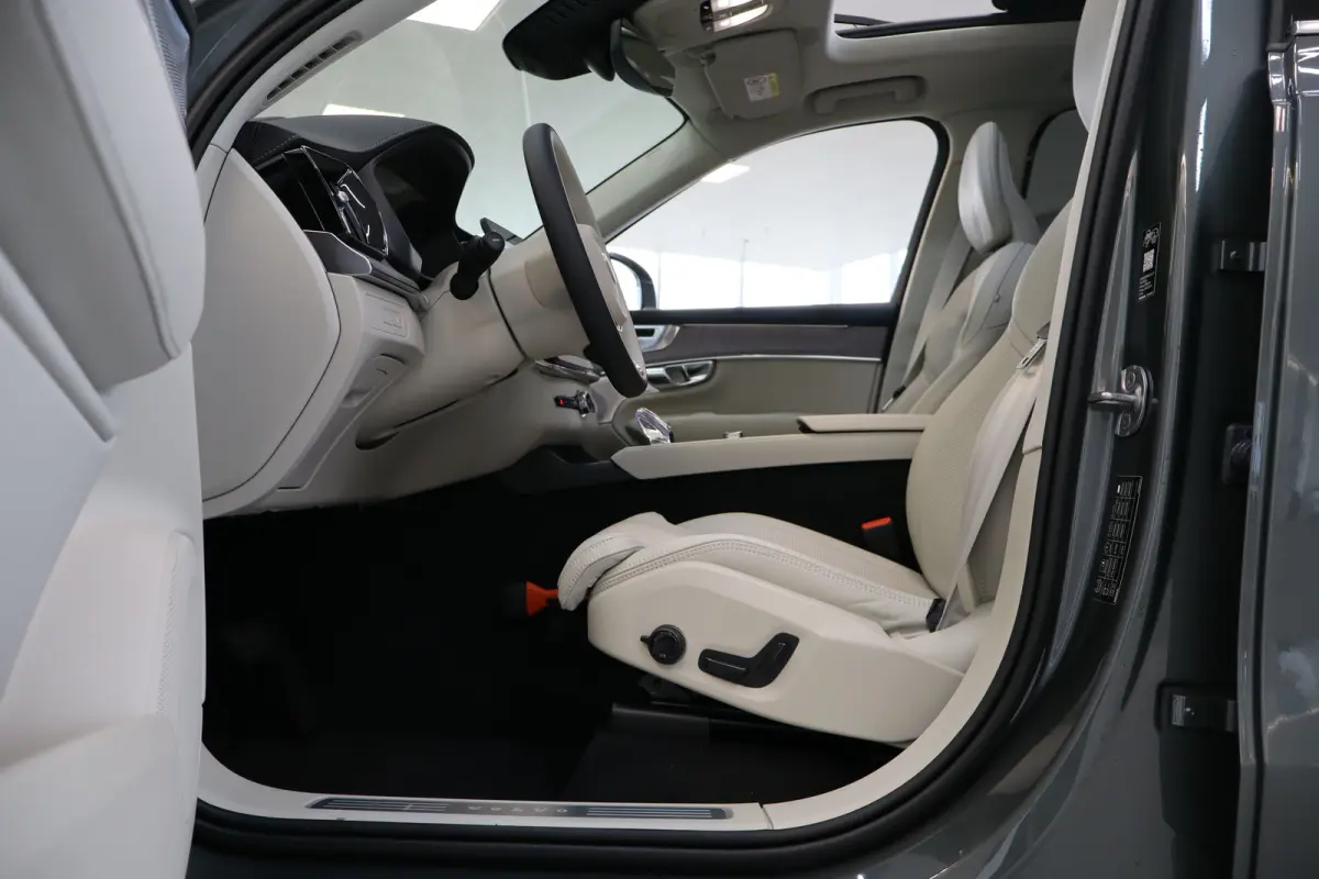 T8 406PK AWD Ultra Bright Executive | 22" | Massage/ventilatie | Luchtvering | Gelam. glas | B&W