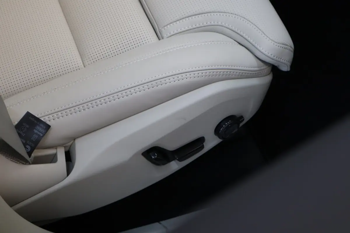 T8 406PK AWD Ultra Bright Executive | 22" | Massage/ventilatie | Luchtvering | Gelam. glas | B&W