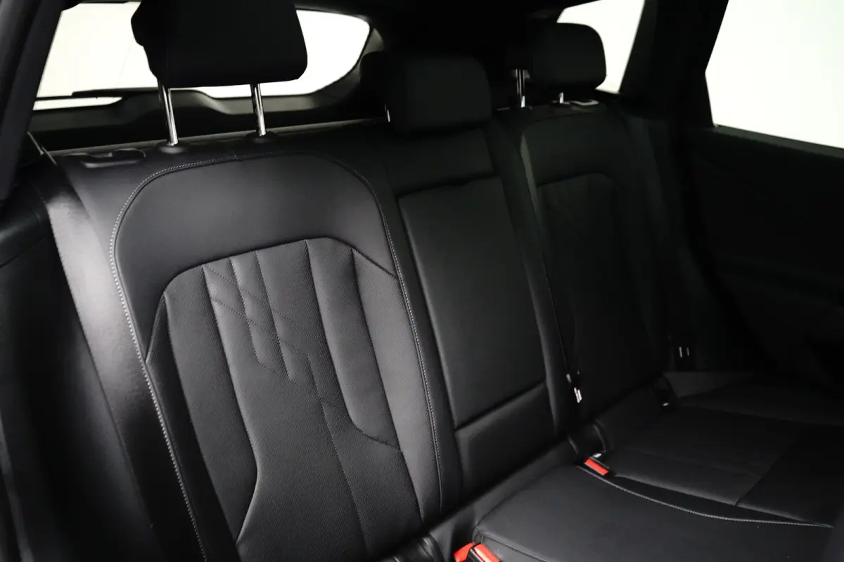 30e xDrive | M-SPORT | 360° CAMERA | PANODAK | ADAPTIVE CRUISE | ELEKTR. STOEL INCL MEMORY | PREMIUM AUDIO | STOELVERWARMING | DODE HOEK