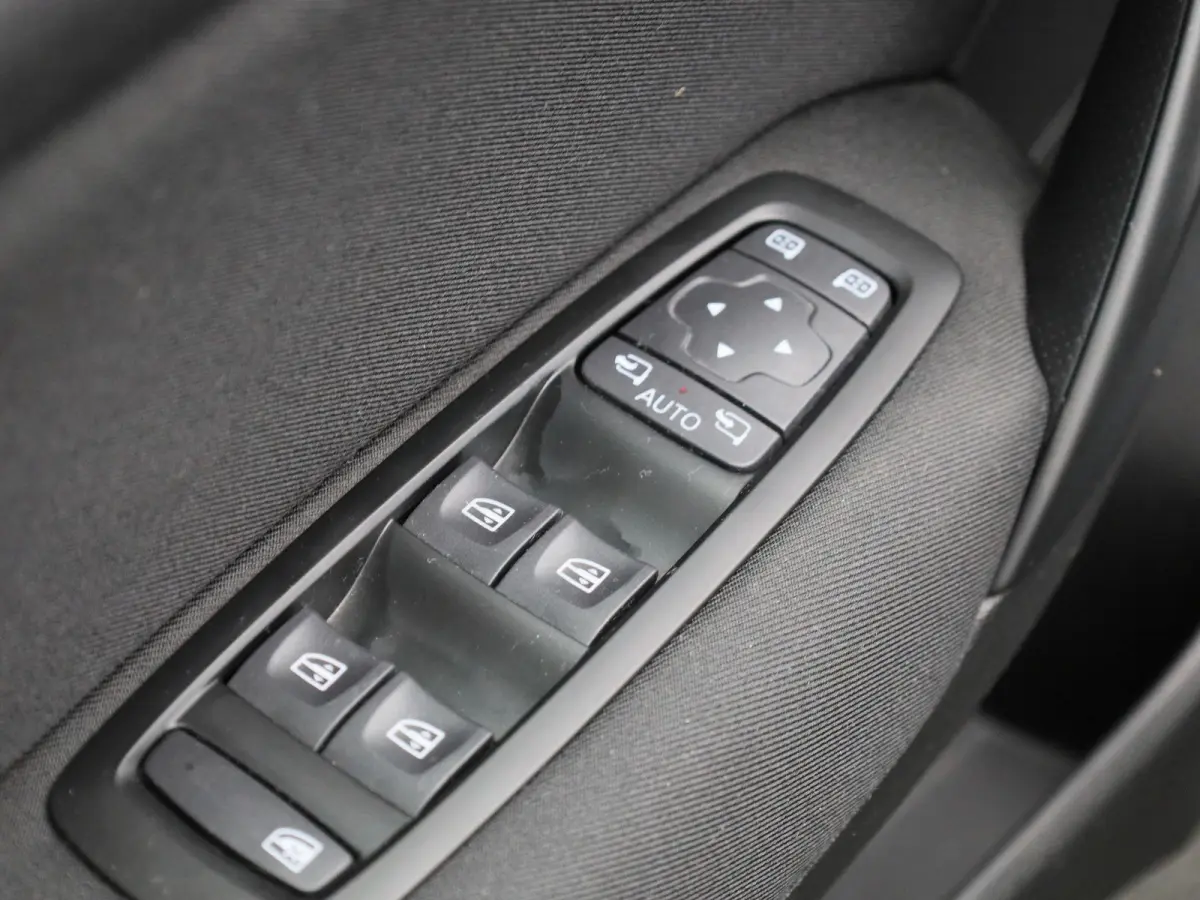 1.3 TCe Business Zen | WORDT VERWACHT | ACHTERUITRIJCAMERA | APPLE CARPLAY - ANDROID AUTO | CLIMATE CONTROL | CRUISE CONTROL | LED | KEYLESS |
