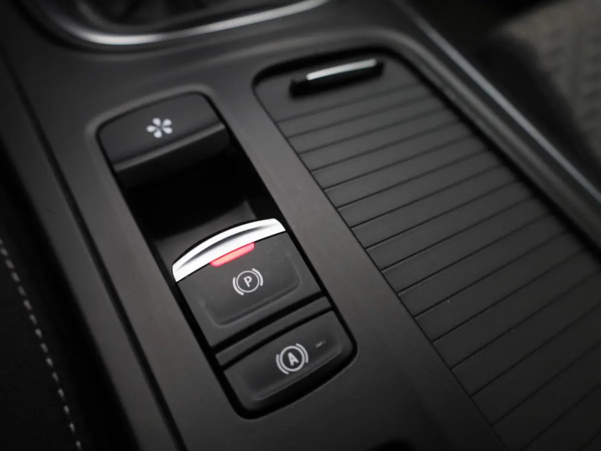 1.3 TCe Business Zen | WORDT VERWACHT | ACHTERUITRIJCAMERA | APPLE CARPLAY - ANDROID AUTO | CLIMATE CONTROL | CRUISE CONTROL | LED | KEYLESS |