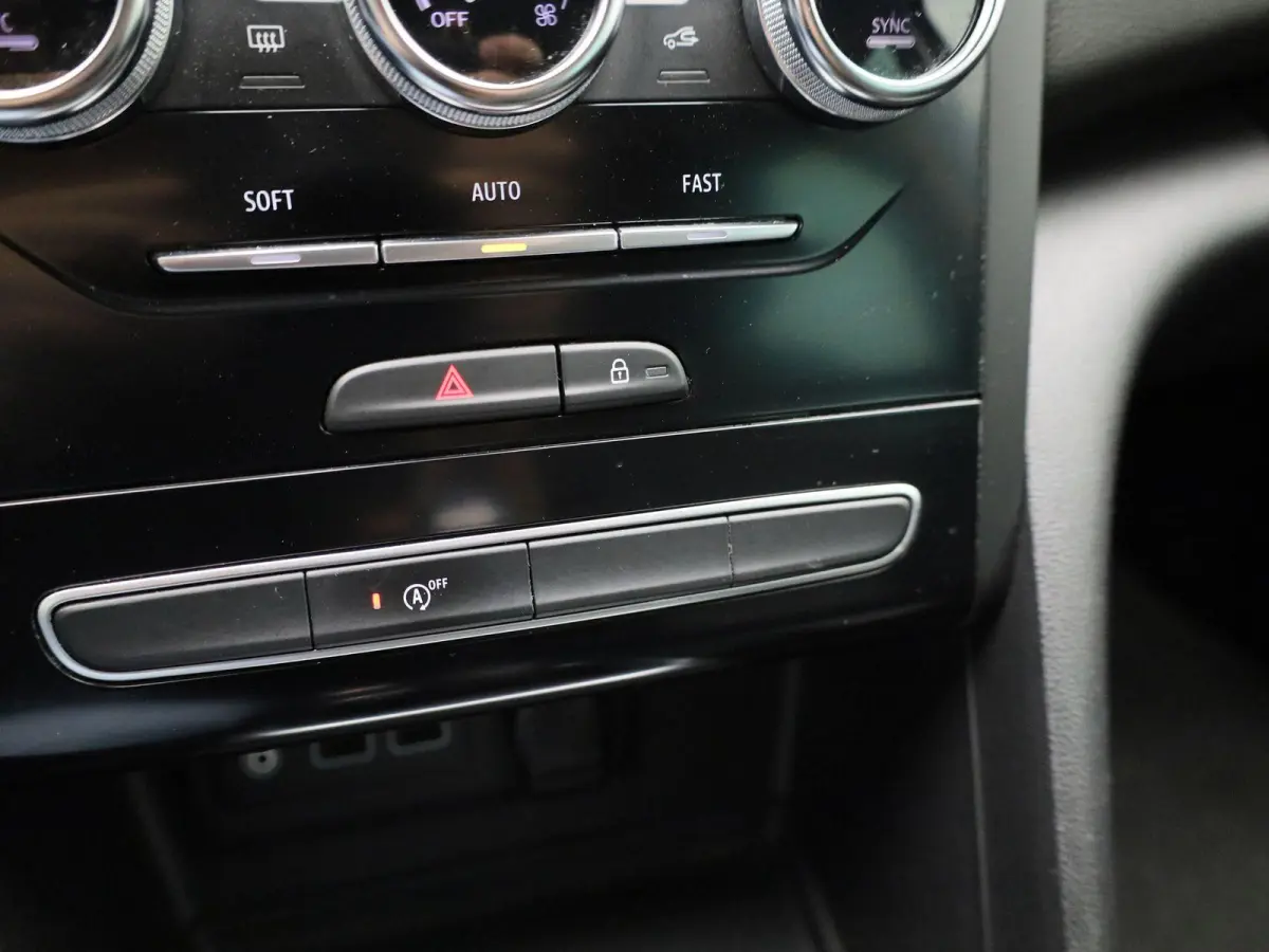 1.3 TCe Business Zen | WORDT VERWACHT | ACHTERUITRIJCAMERA | APPLE CARPLAY - ANDROID AUTO | CLIMATE CONTROL | CRUISE CONTROL | LED | KEYLESS |