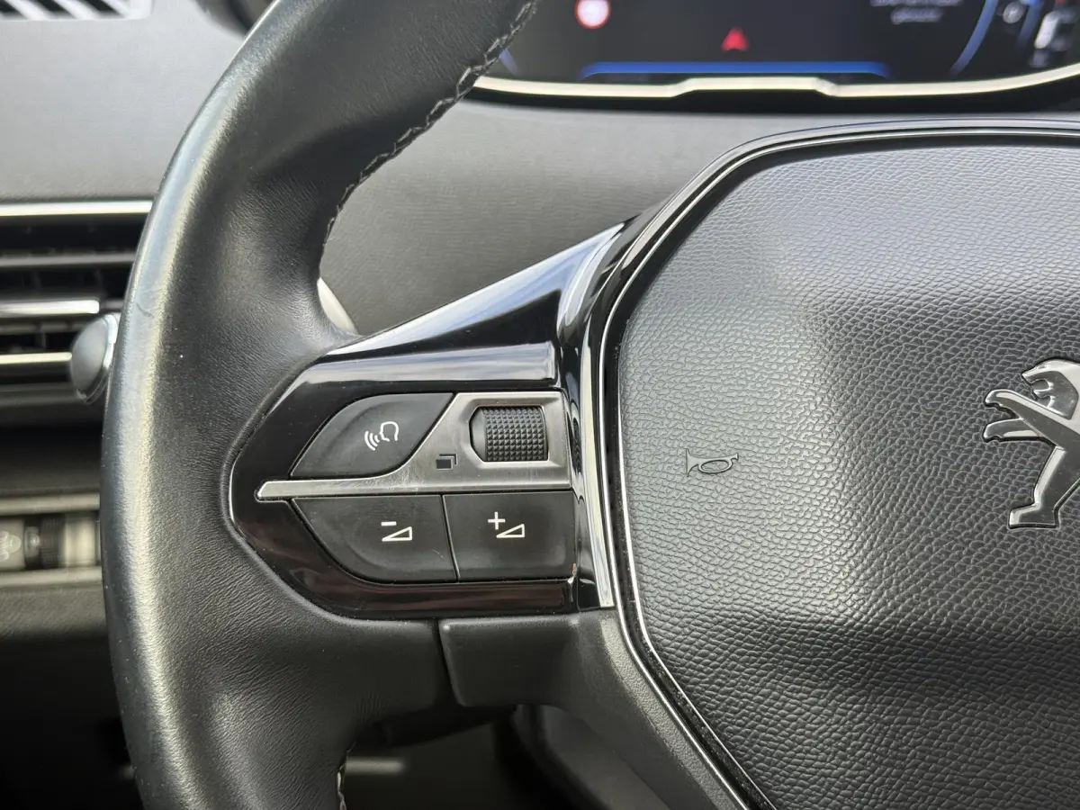 1.2 PureTech Allure 1e Eigenaar|Camera|Carplay|Trekhaak|Cruise|D-riem vv in 2025|PDC|Dealer onderhouden|N.A.P|Nieuwe APK bij aflevering