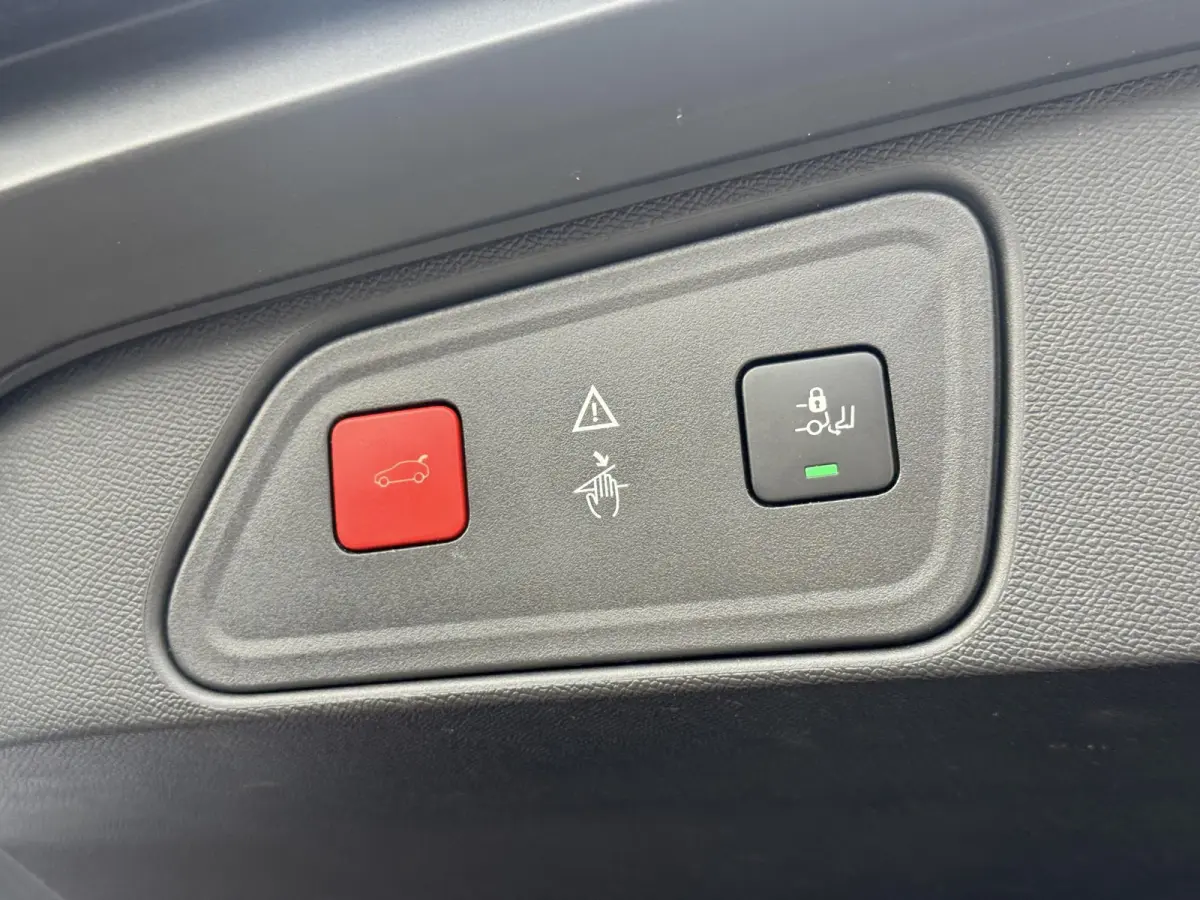 1.2 PureTech Allure 1e Eigenaar|Camera|Carplay|Trekhaak|Cruise|D-riem vv in 2025|PDC|Dealer onderhouden|N.A.P|Nieuwe APK bij aflevering