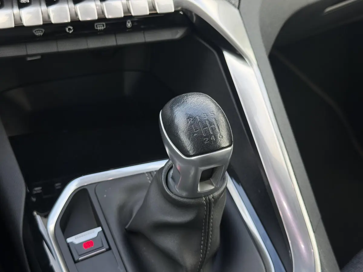 1.2 PureTech Allure 1e Eigenaar|Camera|Carplay|Trekhaak|Cruise|D-riem vv in 2025|PDC|Dealer onderhouden|N.A.P|Nieuwe APK bij aflevering