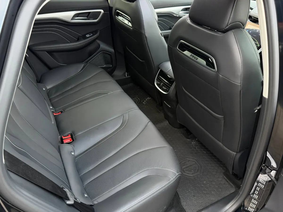 AWD Performance 70 kWh l Trekhaak l BOSE l Sfeerverlichting