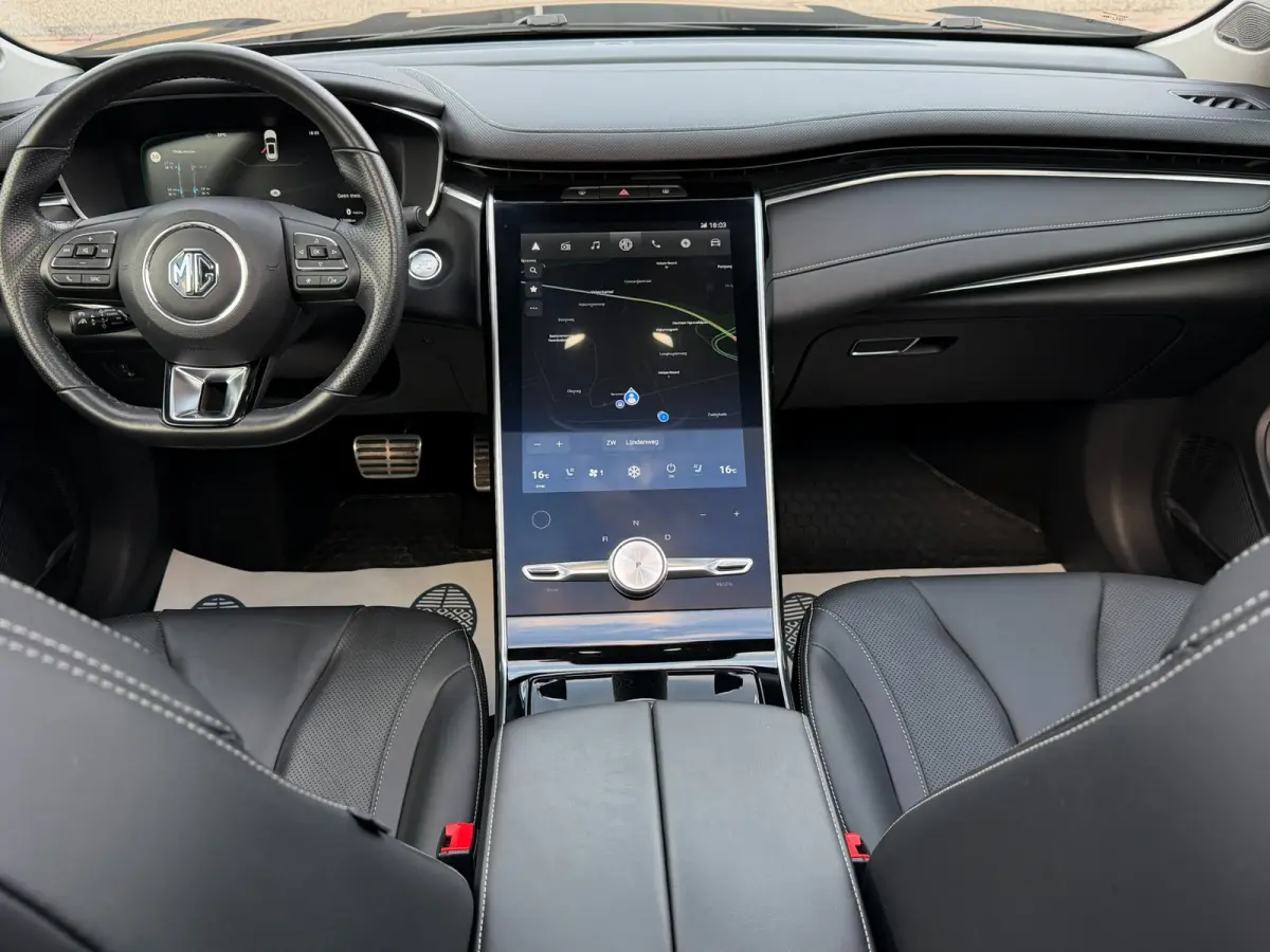 AWD Performance 70 kWh l Trekhaak l BOSE l Sfeerverlichting