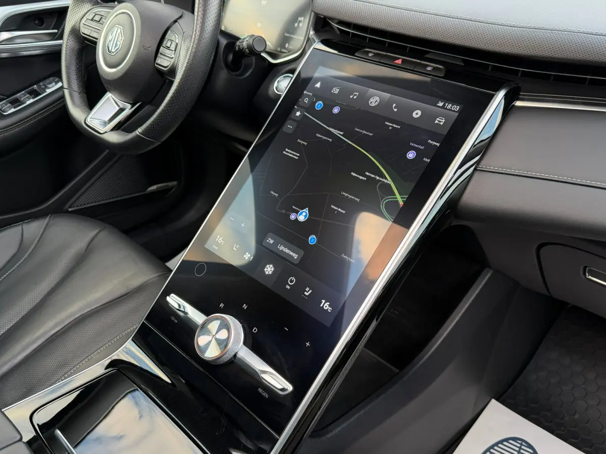 AWD Performance 70 kWh l Trekhaak l BOSE l Sfeerverlichting