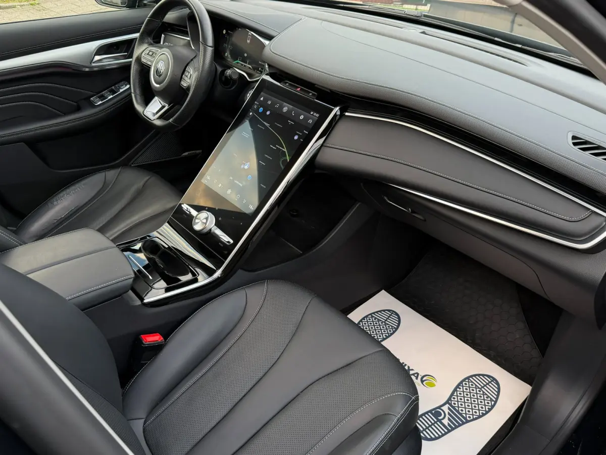 AWD Performance 70 kWh l Trekhaak l BOSE l Sfeerverlichting