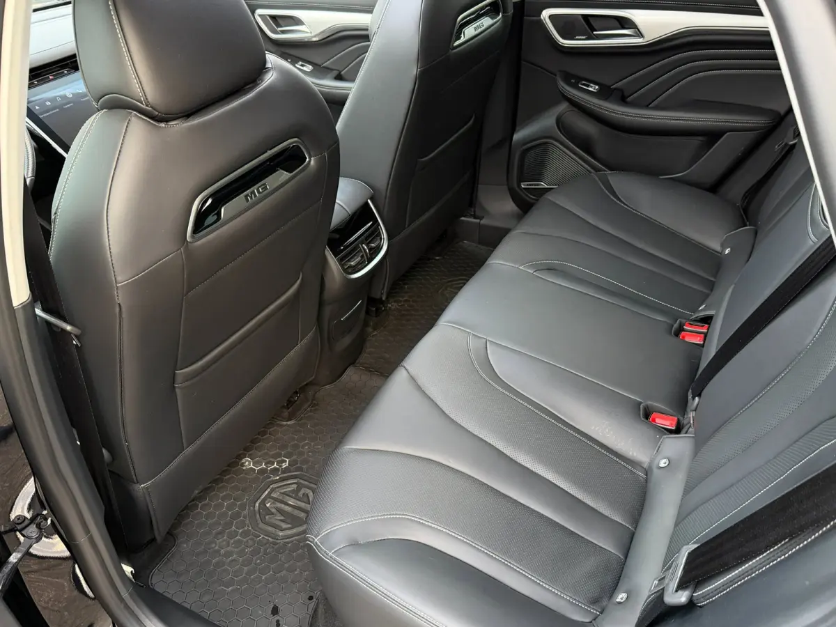AWD Performance 70 kWh l Trekhaak l BOSE l Sfeerverlichting