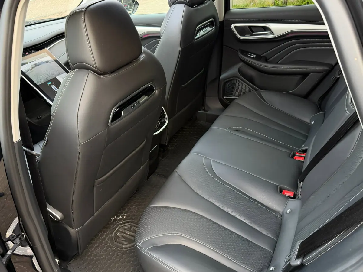 AWD Performance 70 kWh l Trekhaak l BOSE l Sfeerverlichting