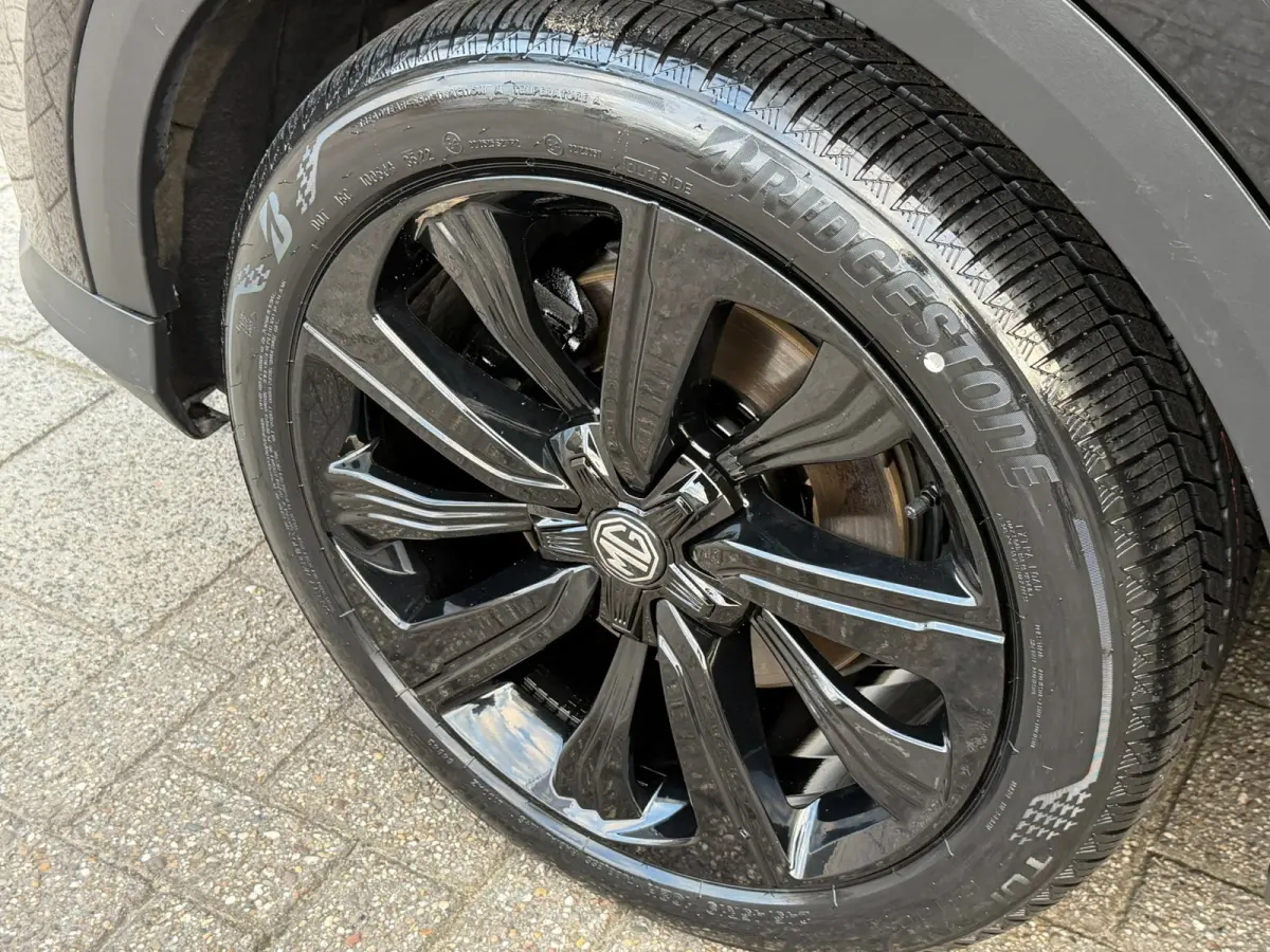 AWD Performance 70 kWh l Trekhaak l BOSE l Sfeerverlichting