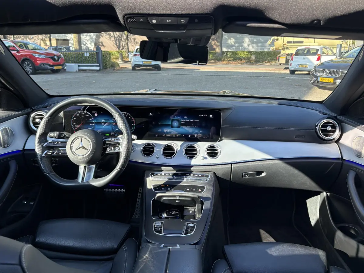 300 e Business Solution AMG MERCEDES GARANTIE T/M 03-2028 | SOH 93% | PANORAMADAK | ELEKTRISCHE TREKHAAK | DEALER ONDERHOUDEN | APPLE CARPLAY/ANDROID AUTO | BURMESTER AUDIO | 360° CAMERA |