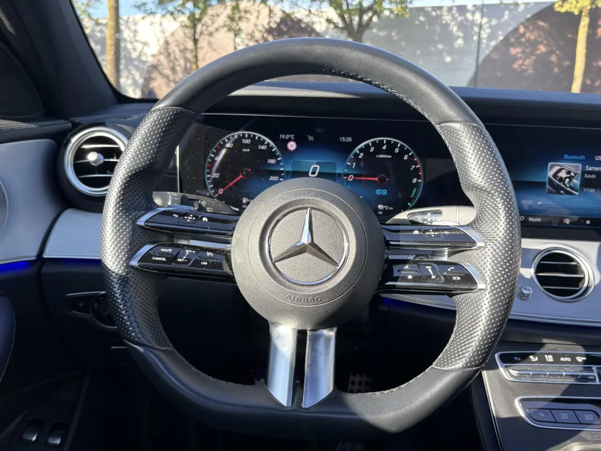 300 e Business Solution AMG MERCEDES GARANTIE T/M 03-2028 | SOH 93% | PANORAMADAK | ELEKTRISCHE TREKHAAK | DEALER ONDERHOUDEN | APPLE CARPLAY/ANDROID AUTO | BURMESTER AUDIO | 360° CAMERA |