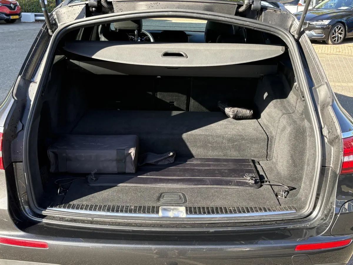 300 e Business Solution AMG MERCEDES GARANTIE T/M 03-2028 | SOH 93% | PANORAMADAK | ELEKTRISCHE TREKHAAK | DEALER ONDERHOUDEN | APPLE CARPLAY/ANDROID AUTO | BURMESTER AUDIO | 360° CAMERA |