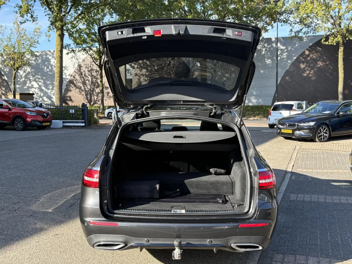 300 e Business Solution AMG MERCEDES GARANTIE T/M 03-2028 | SOH 93% | PANORAMADAK | ELEKTRISCHE TREKHAAK | DEALER ONDERHOUDEN | APPLE CARPLAY/ANDROID AUTO | BURMESTER AUDIO | 360° CAMERA |