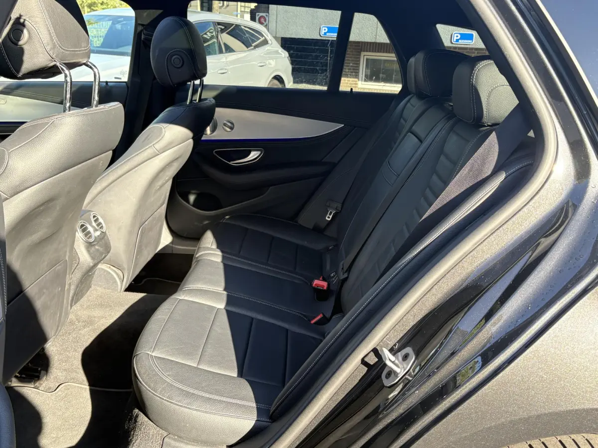 300 e Business Solution AMG MERCEDES GARANTIE T/M 03-2028 | SOH 93% | PANORAMADAK | ELEKTRISCHE TREKHAAK | DEALER ONDERHOUDEN | APPLE CARPLAY/ANDROID AUTO | BURMESTER AUDIO | 360° CAMERA |