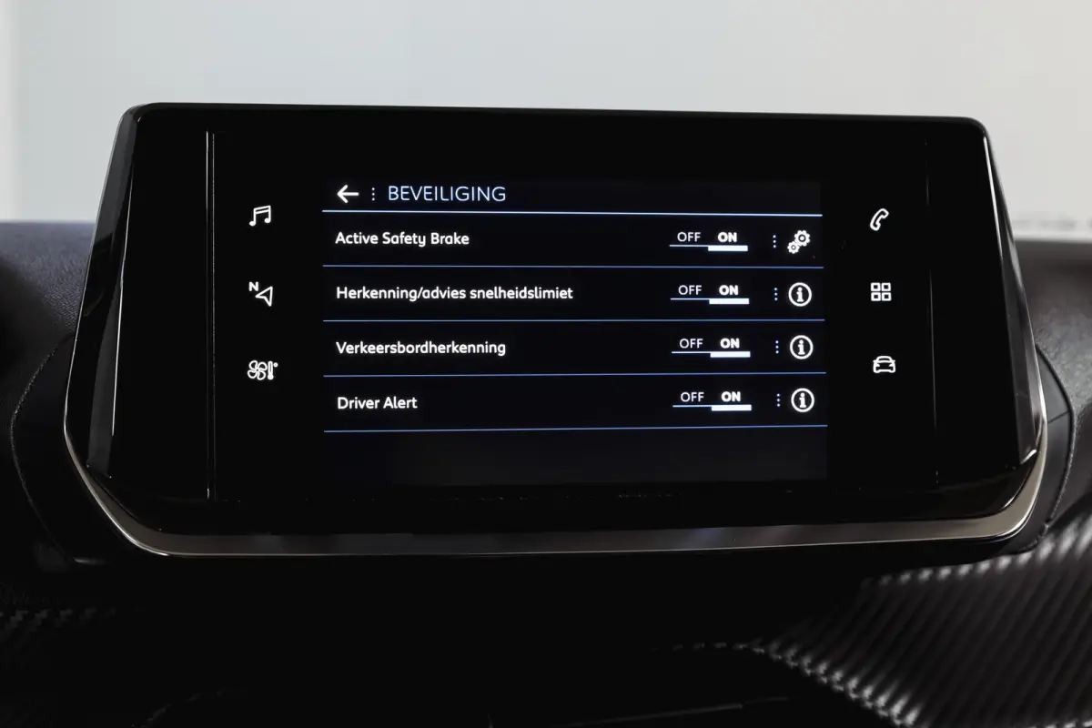 1.2 PureTech 100 PK Allure | Cruise | PDC | Camera | Carplay/Android | ECC | LM 17" |