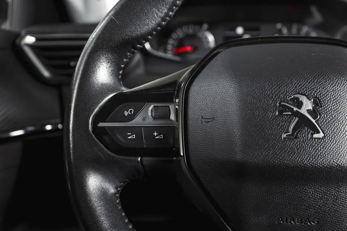 1.2 PureTech 100 PK Allure | Cruise | PDC | Camera | Carplay/Android | ECC | LM 17" |