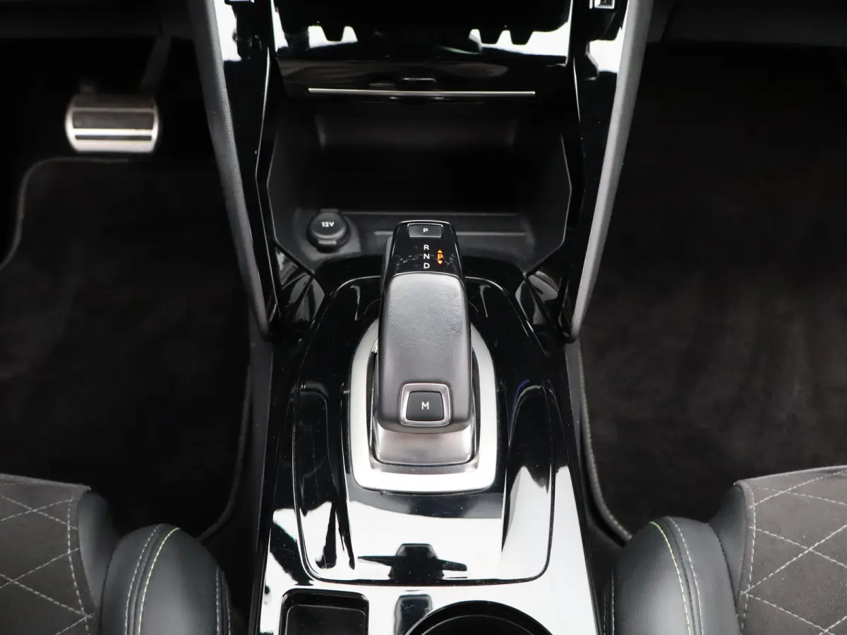 1.2 PureTech GT Pack | Automaat | Carplay | Camera | Clima | Keyless | Stoelverwarming | Alcantara |