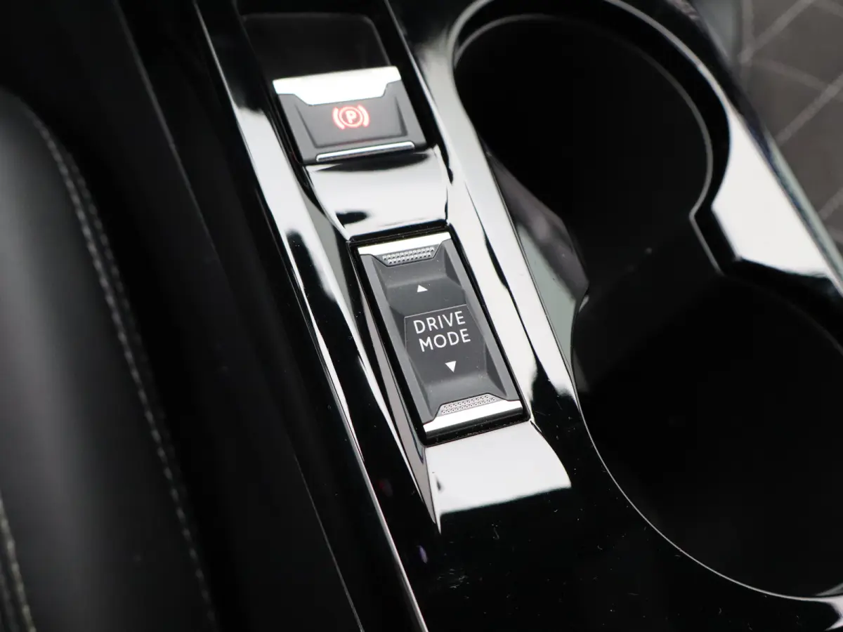 1.2 PureTech GT Pack | Automaat | Carplay | Camera | Clima | Keyless | Stoelverwarming | Alcantara |