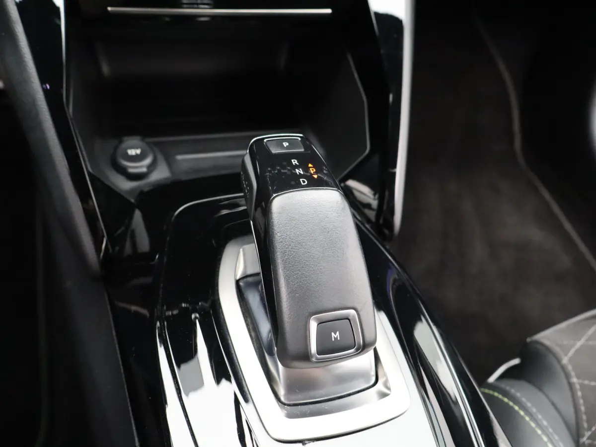 1.2 PureTech GT Pack | Automaat | Carplay | Camera | Clima | Keyless | Stoelverwarming | Alcantara |