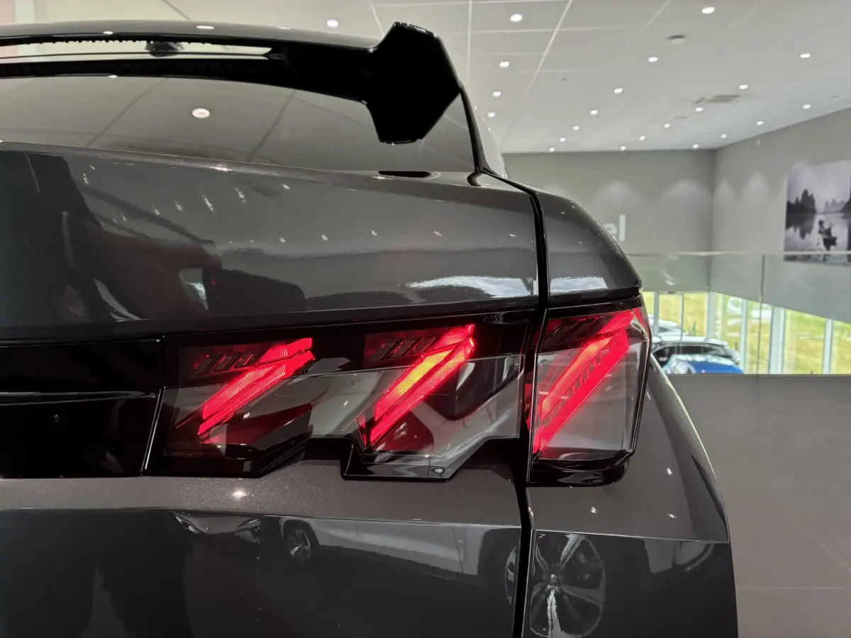 GT Exclusive 210 73 kWh Volledig leder interieur l Pano dak l Stoelverwarming en koeling l Elektrische stoelen