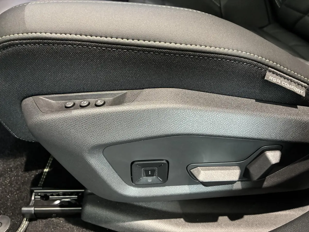 GT Exclusive 210 73 kWh Volledig leder interieur l Pano dak l Stoelverwarming en koeling l Elektrische stoelen