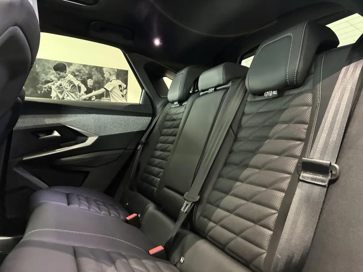 GT Exclusive 210 73 kWh Volledig leder interieur l Pano dak l Stoelverwarming en koeling l Elektrische stoelen