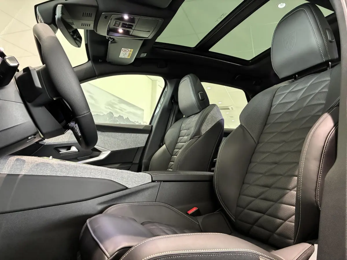 GT Exclusive 210 73 kWh Volledig leder interieur l Pano dak l Stoelverwarming en koeling l Elektrische stoelen